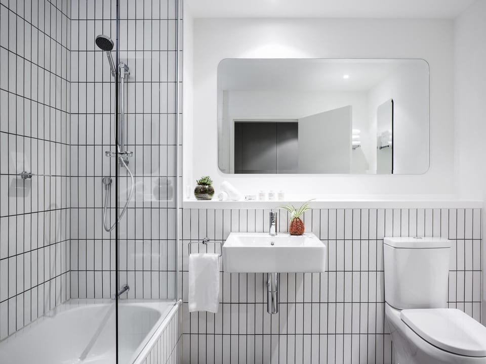 Room, 1 King Bed, Park View (Larwill) | Bathroom | Shower, free toiletries, hair dryer, towels