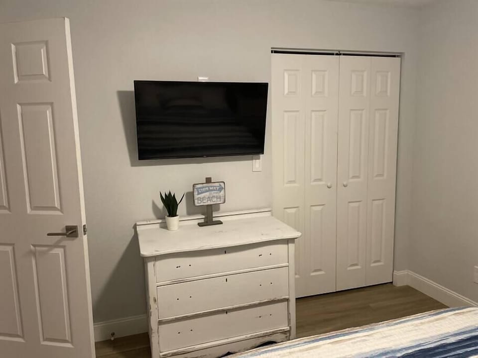 Guest Bedroom 2 Smart TV