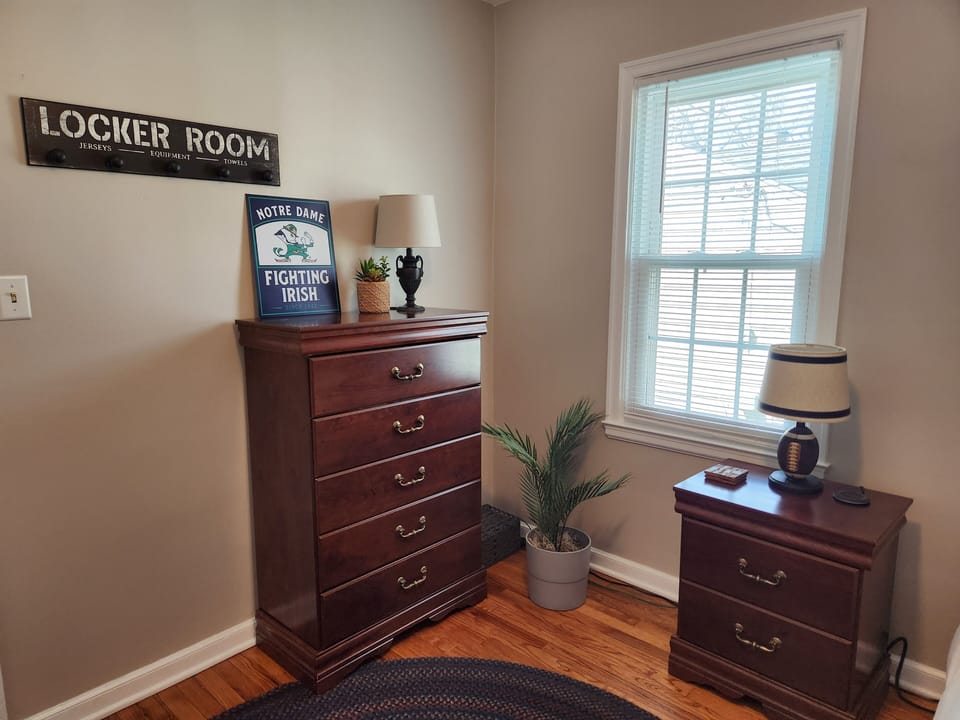 twin bedroom downstairs