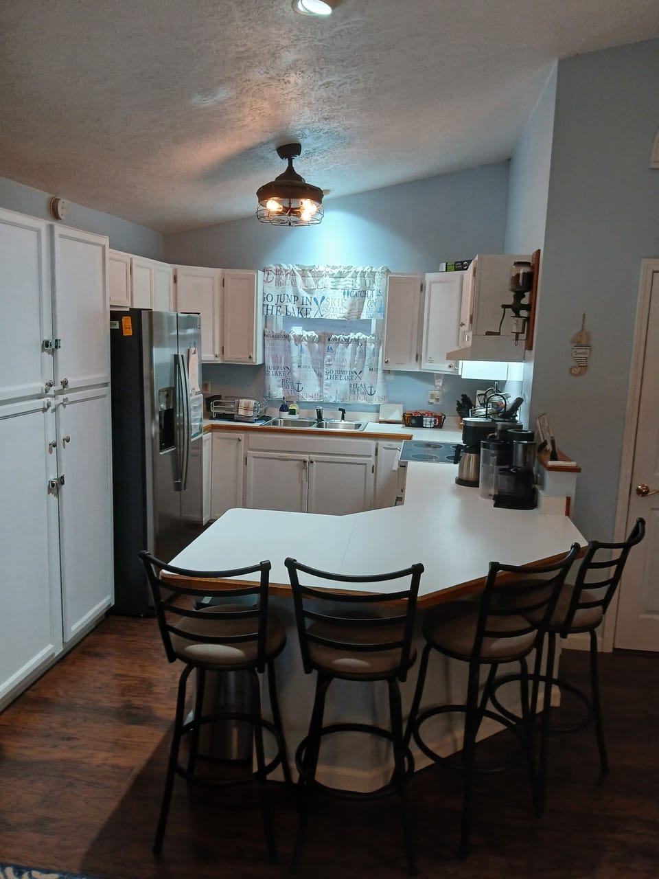 Well appointed & Kitchen island with additional seating
