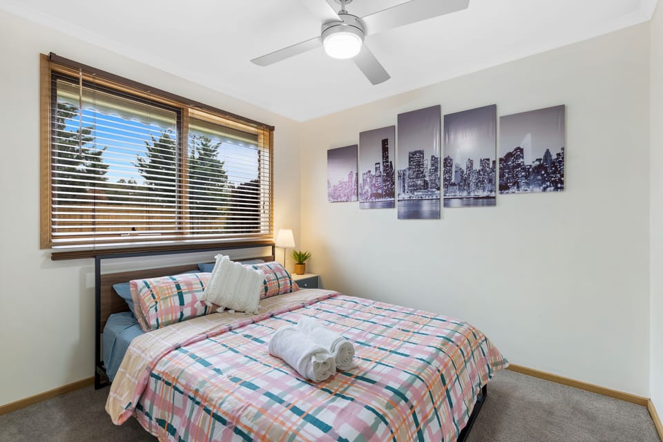 Bedroom 2- Queen size 