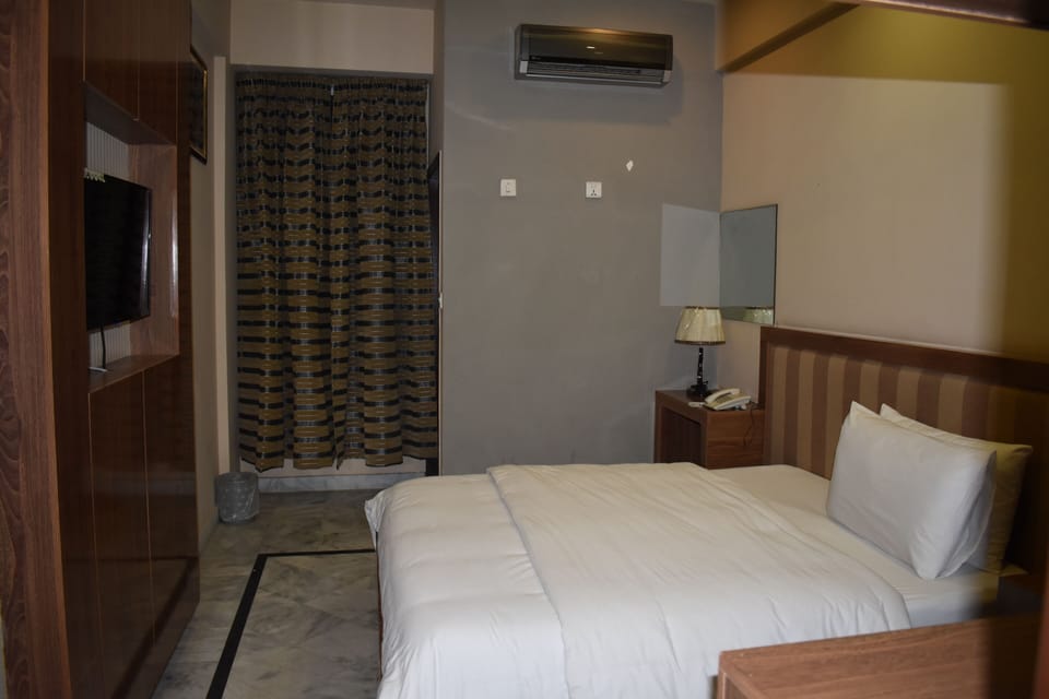 Deluxe Room | Laptop workspace, WiFi (free)