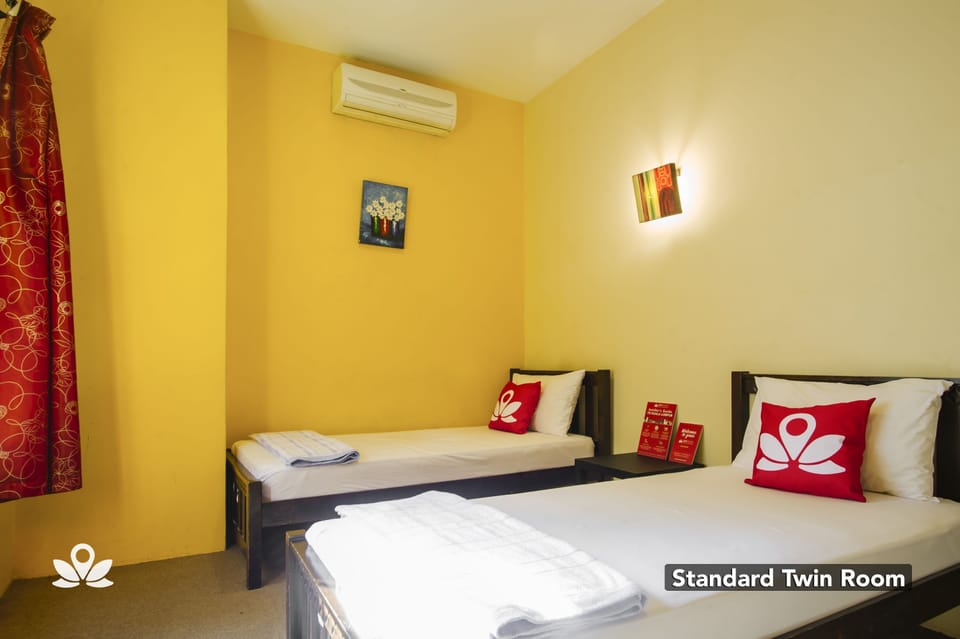 Standard Twin Room | In-room safe, desk, bed sheets