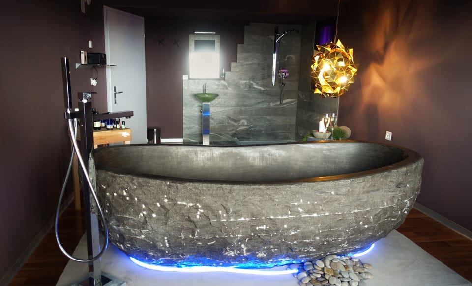 Couples treatment rooms, sauna, steam room, hot stone massages