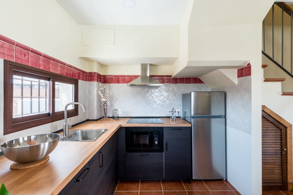 Full-size fridge, microwave, stovetop, dishwasher