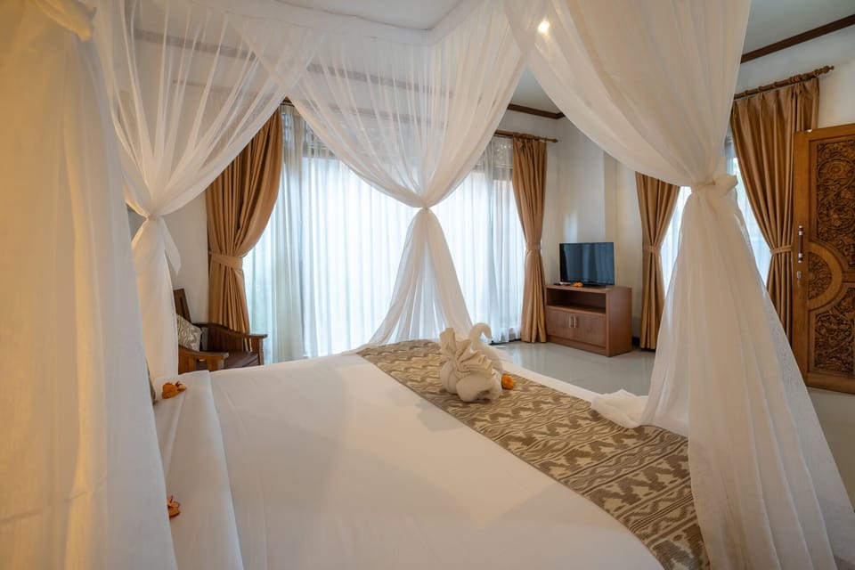 Deluxe Room | In-room safe, desk, blackout drapes, iron/ironing board