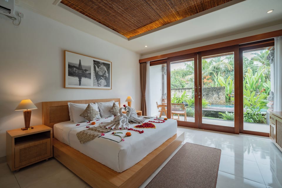 Deluxe Suite | In-room safe, desk, blackout drapes, iron/ironing board