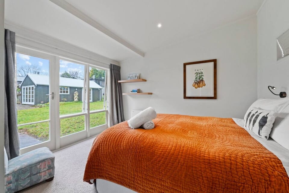 Bedroom 1 - Queen bed