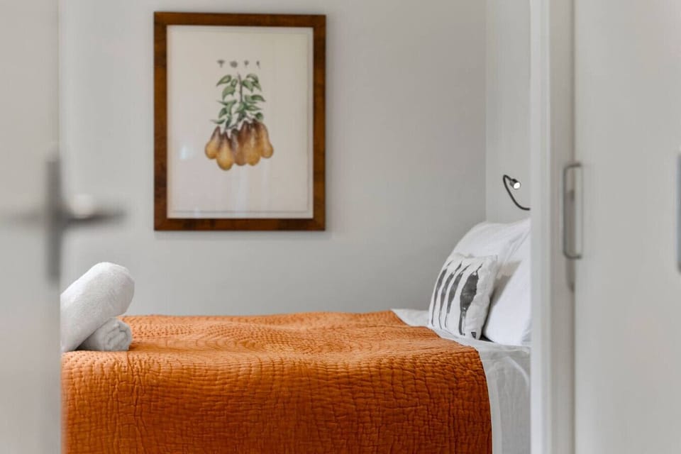 Bedroom 1 - Queen bed