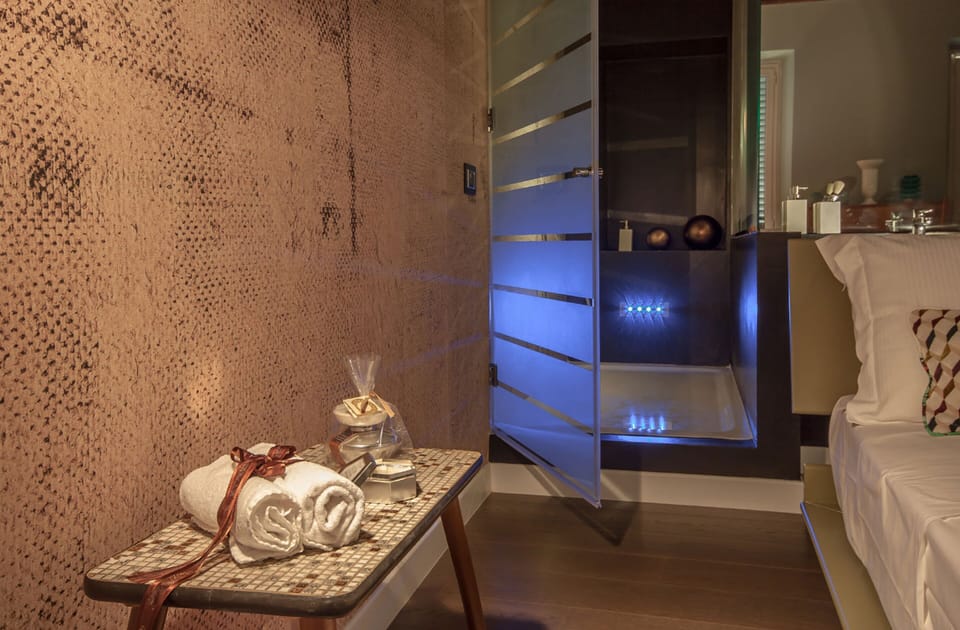 Superior Suite | Bathroom | Free toiletries, hair dryer, bidet, towels
