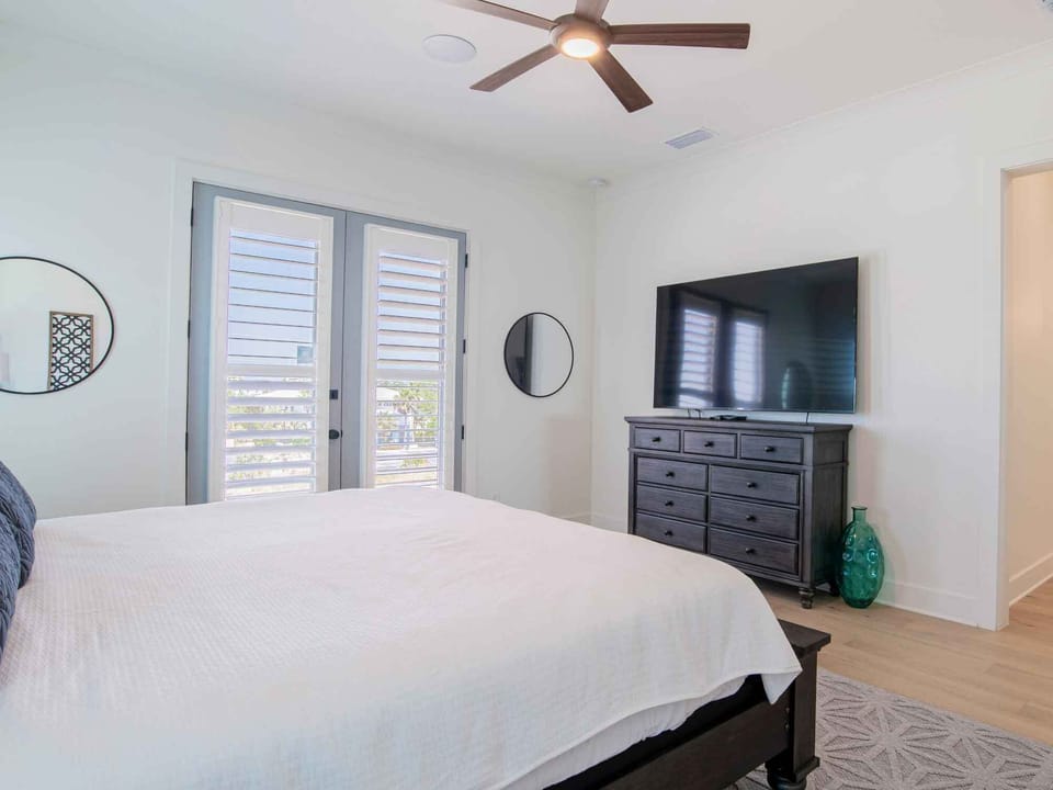Primary Bedroom - Smart TV