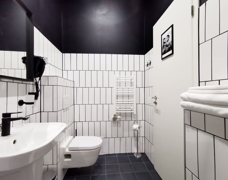Shower, rainfall showerhead, free toiletries, hair dryer