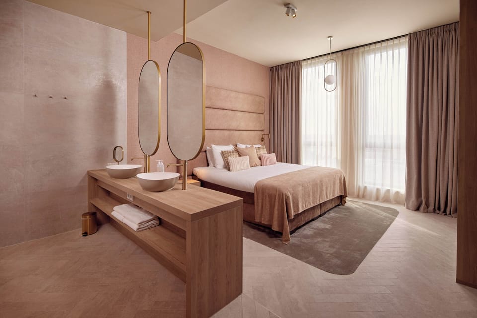 Wellness Suite | Hypo-allergenic bedding, minibar, in-room safe, desk