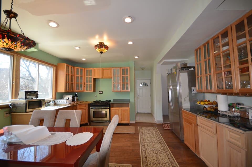 Full-size fridge, microwave, oven, stovetop