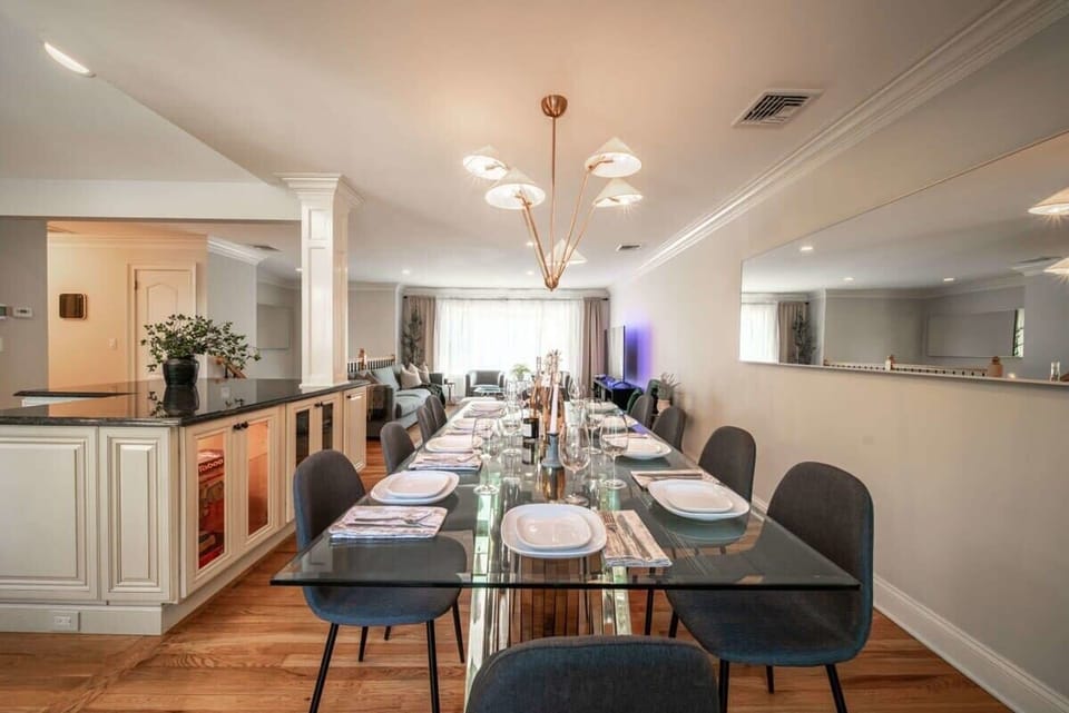 Table fits 14 guest
