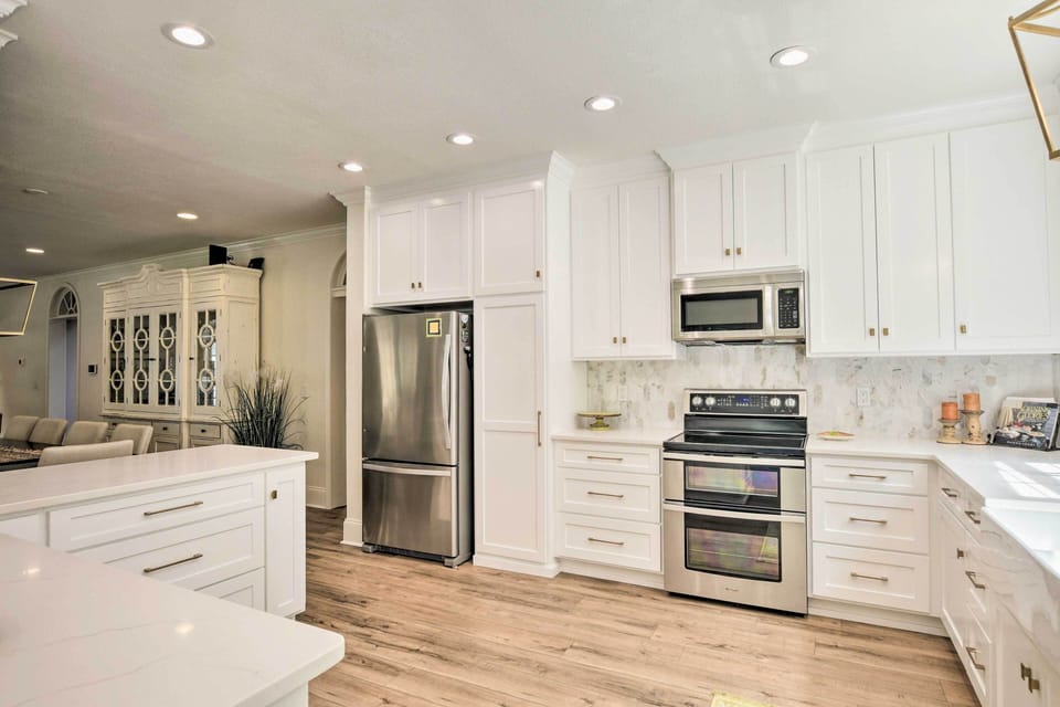 Kitchen | Paper Towels/Trash Bags Provided
