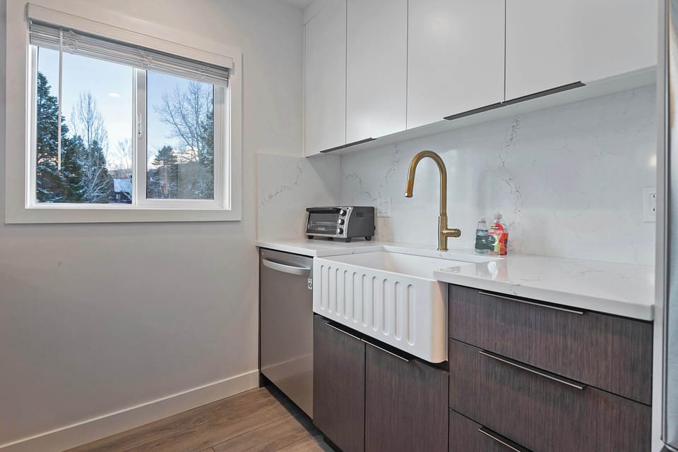 Kitchen: Recently remodeled in October of 2024, drip coffee maker, toaster, Crockpot, blender, cooking utensils, tableware