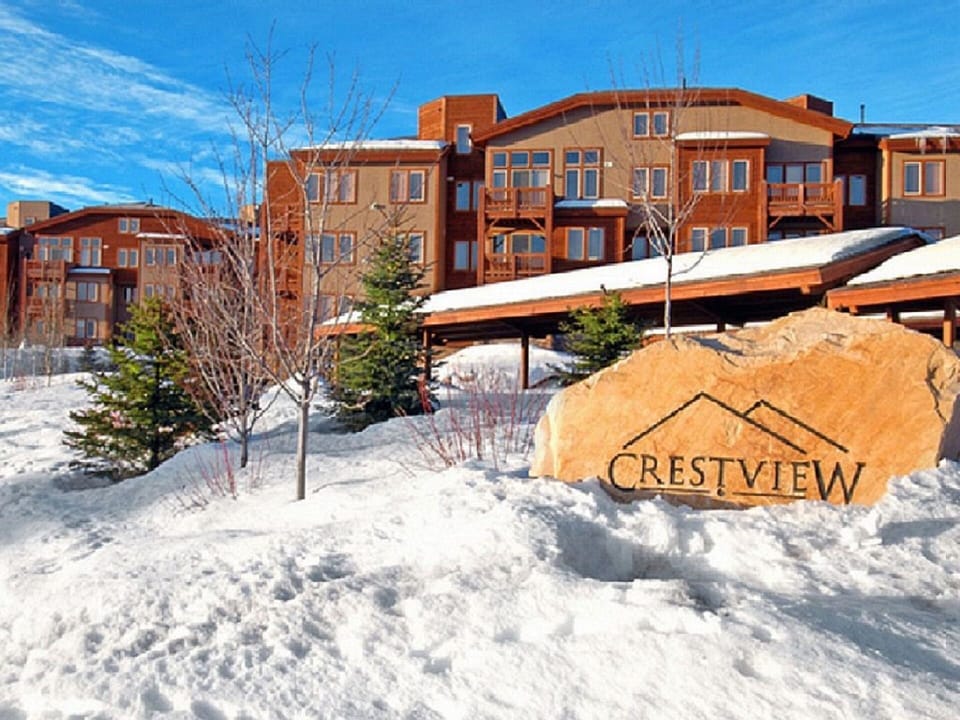 Entrance to Crestview condos