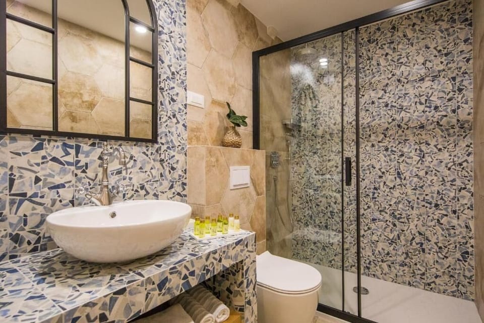 Deluxe Double Room | Bathroom | Shower, rainfall showerhead, free toiletries, hair dryer