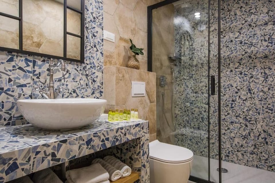 Deluxe Double Room 1 | Bathroom | Shower, rainfall showerhead, free toiletries, hair dryer