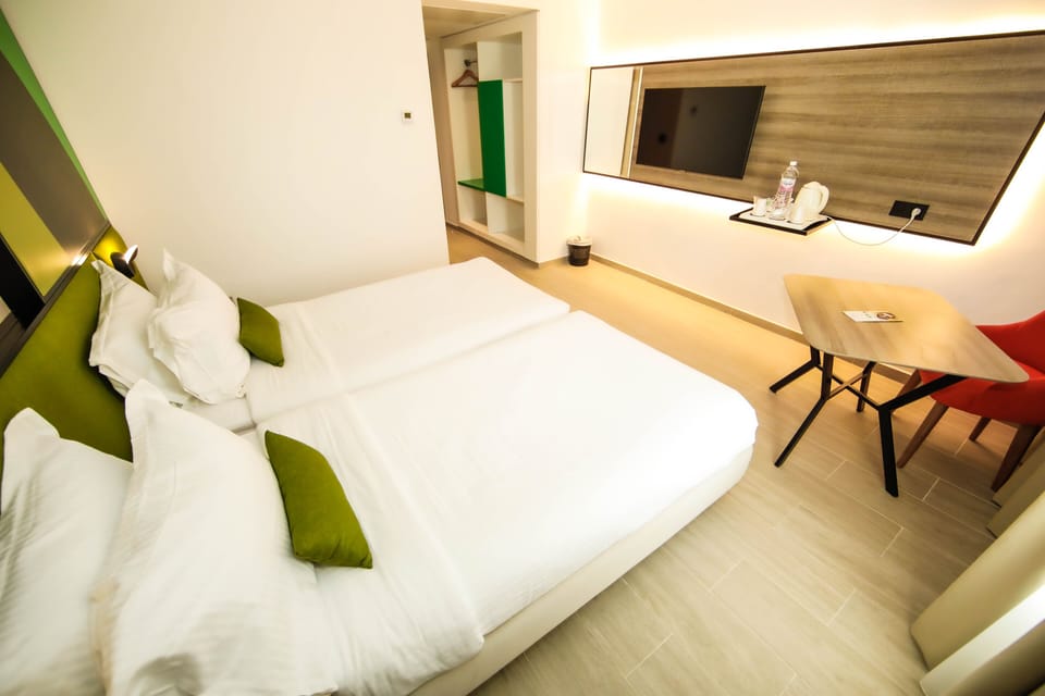 Premium bedding, in-room safe, blackout drapes, soundproofing