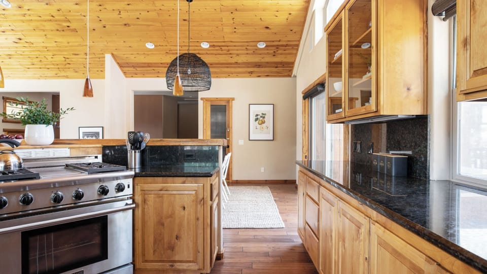 House (4 Bedrooms) | Private kitchen | Fridge, microwave, oven, stovetop
