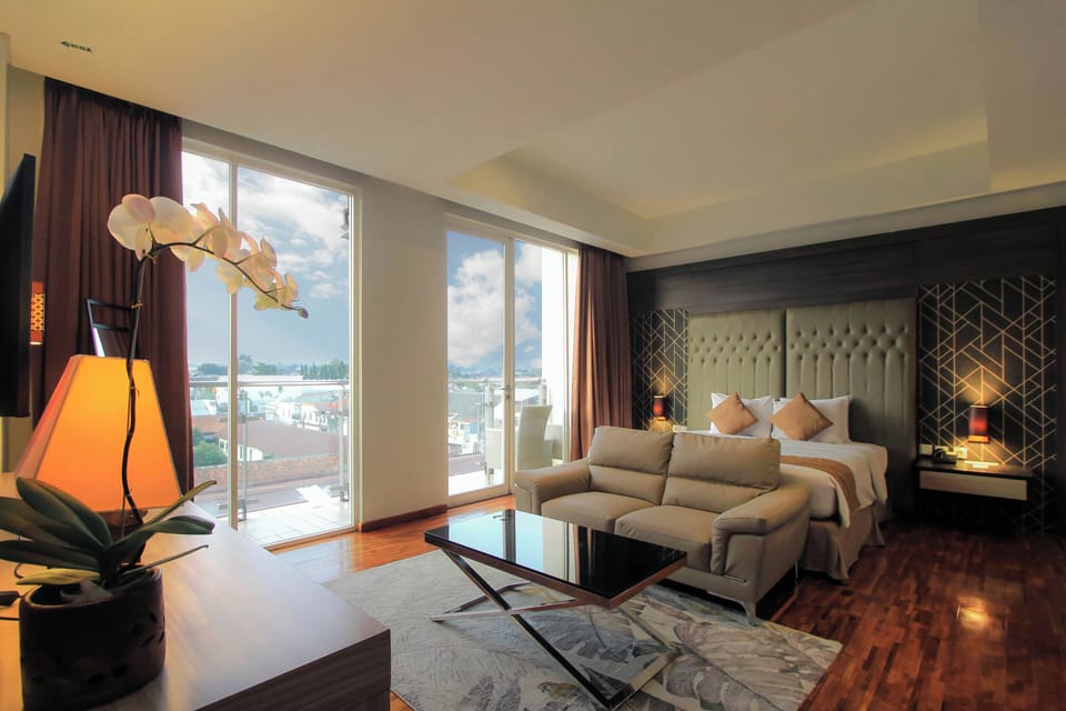 Executive Suite, 1 King Bed | In-room safe, desk, soundproofing, free WiFi