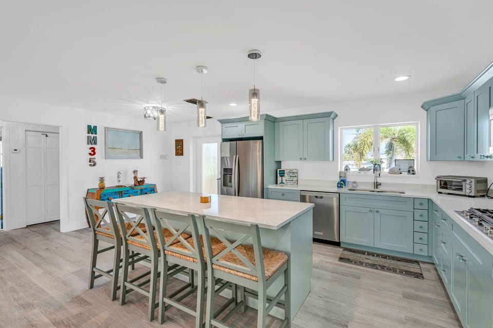 Kitchen Island with high chairs (1)