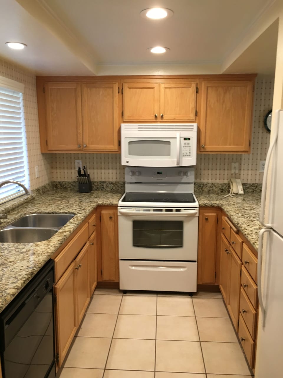 Room, 2 Bedrooms | Private kitchen | Full-size fridge, microwave, oven, stovetop