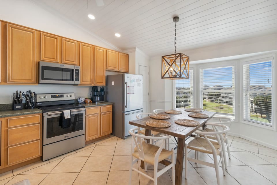 Dining for 6 plus 4 barstools