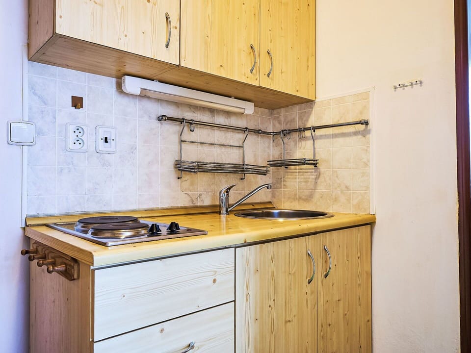 Cabinetry, Kitchen Sink, Countertop, Furniture, Tap, Property, Sink, Building, Kitchen Stove, Wood