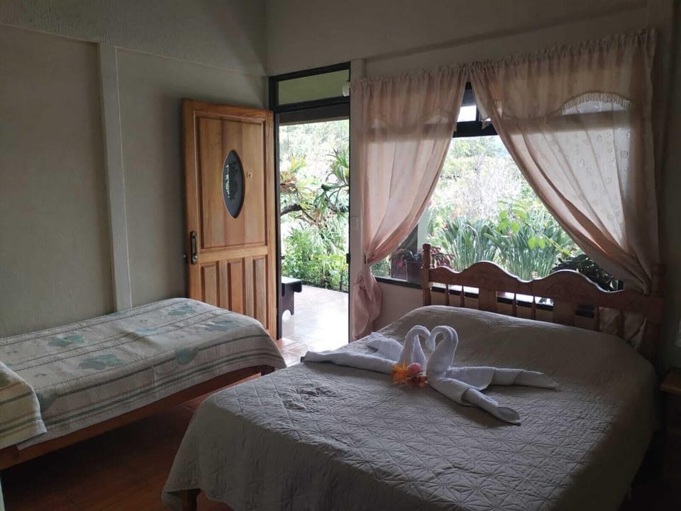 Classic Triple Room | Desk, laptop workspace, blackout drapes, iron/ironing board