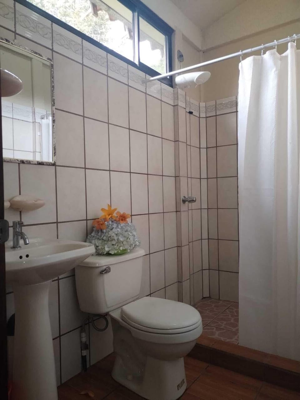 Shower, rainfall showerhead, free toiletries, towels
