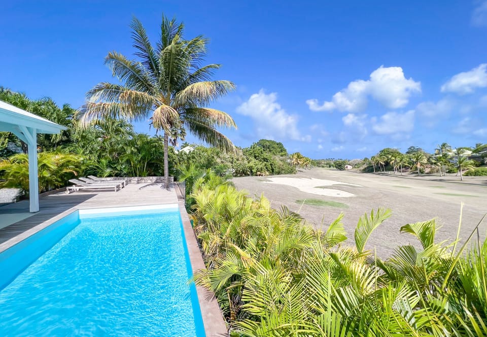 Discover our sumptuous, upscale villa in the West Indies offering breathtaking views of the Saint-François international golf course. Relax by the sparkling pool, while lounging on the spacious wooden terrace. Immerse yourself in absolute luxury in the heart of this idyllic setting. Book now for an unforgettable vacation.