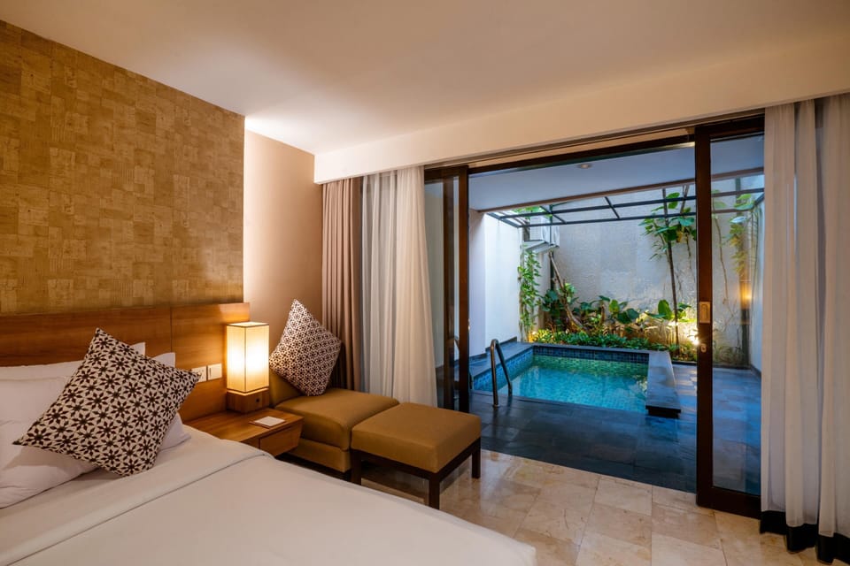 Deluxe Pool | Living area | 42-inch plasma TV with digital channels, TV