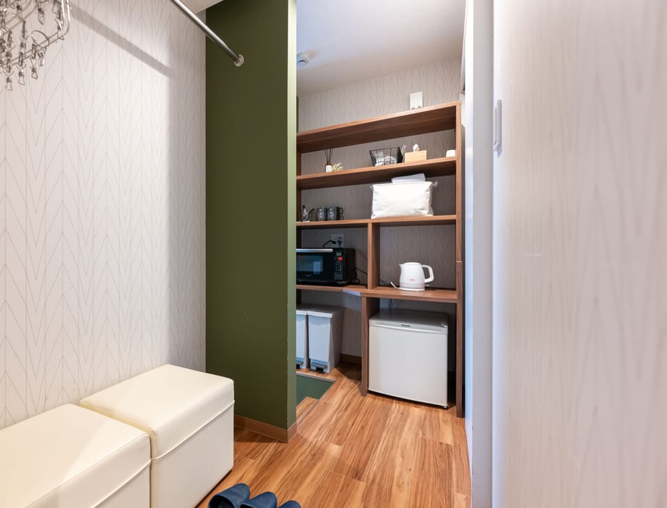 Loft Bedroom Room E, Non Smoking | Individually decorated, individually furnished, free WiFi, bed sheets