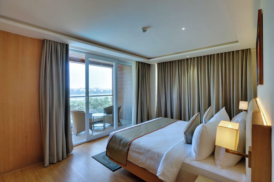 Suite | In-room safe, individually furnished, desk, laptop workspace