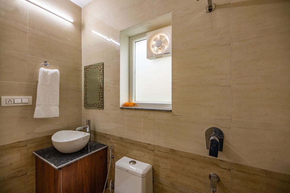 Deluxe Room | Bathroom | Shower, rainfall showerhead, free toiletries, towels