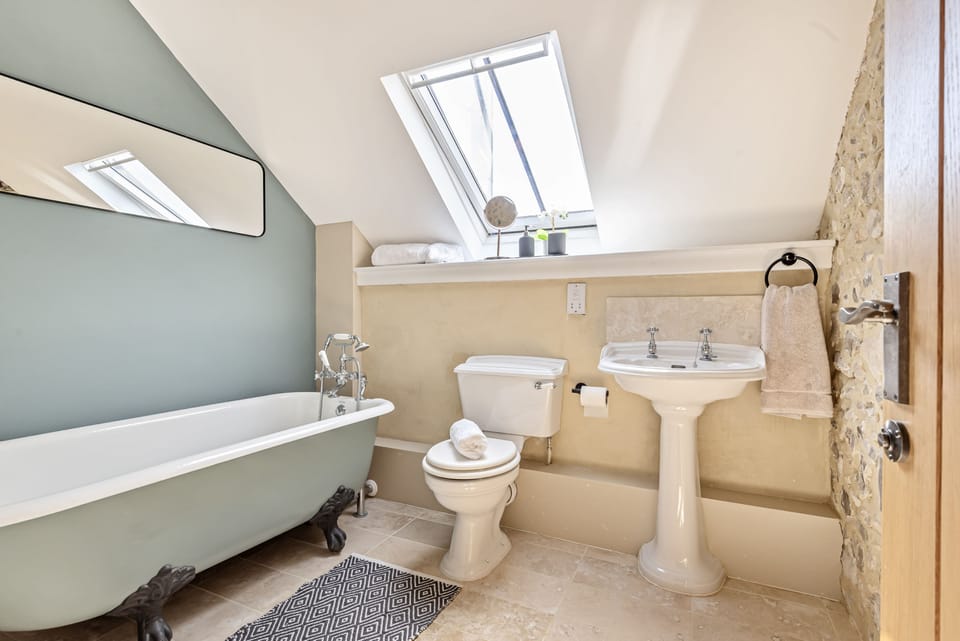The Barn, Dorset: The well-appointed en-suite bathroom