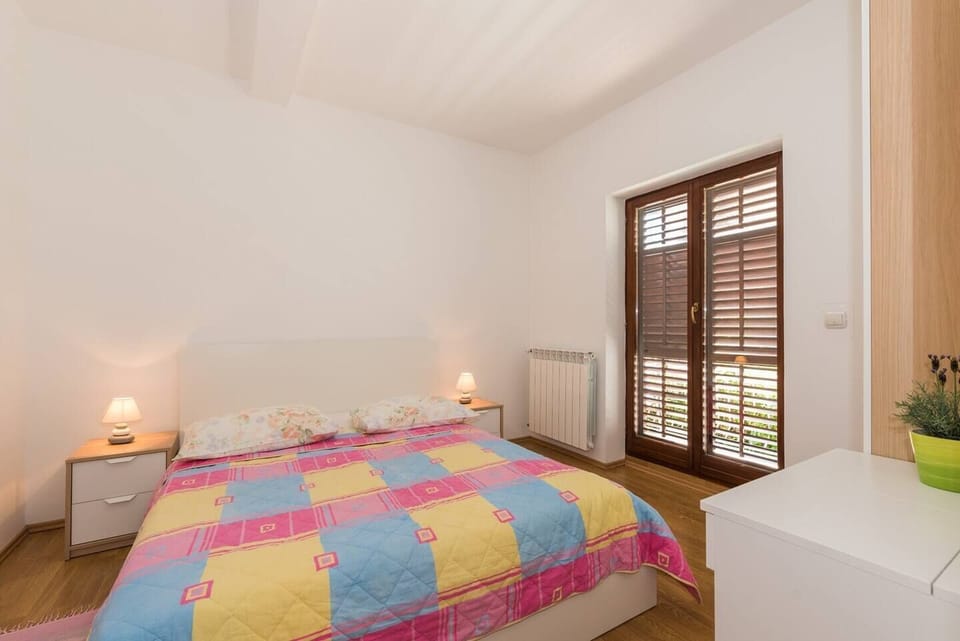Comfort Studio | Travel crib, free WiFi, bed sheets