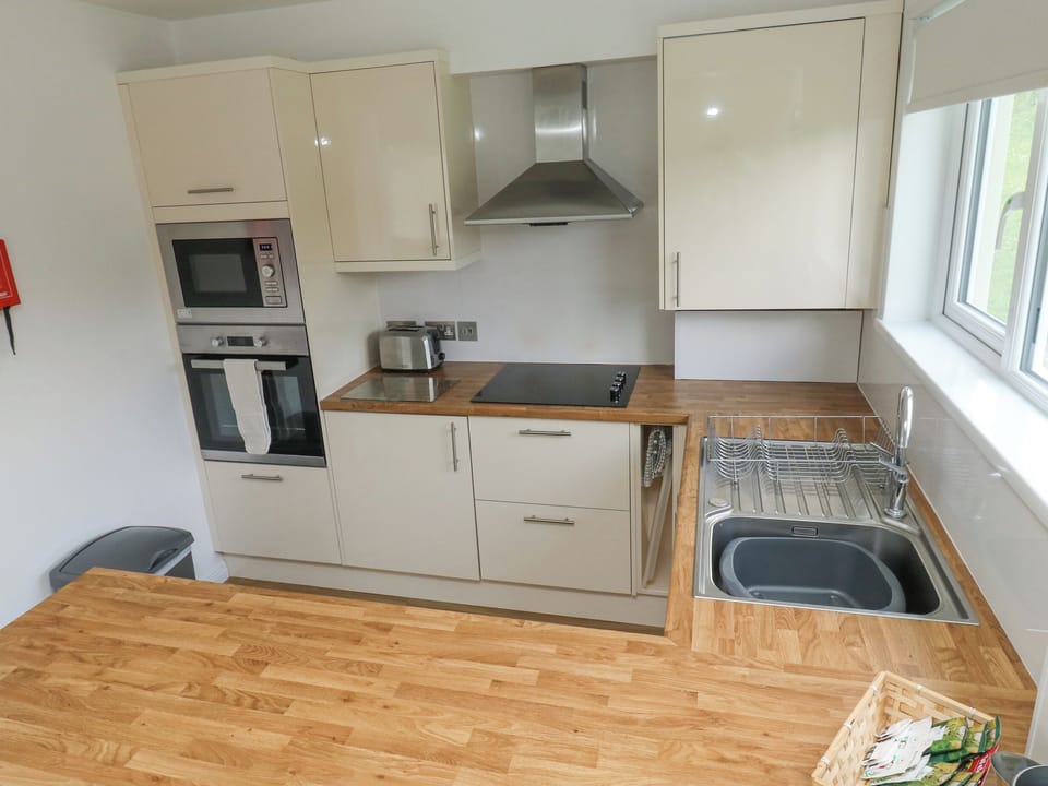 Cottage | Private kitchen | Fridge, electric kettle, toaster, cookware/dishes/utensils