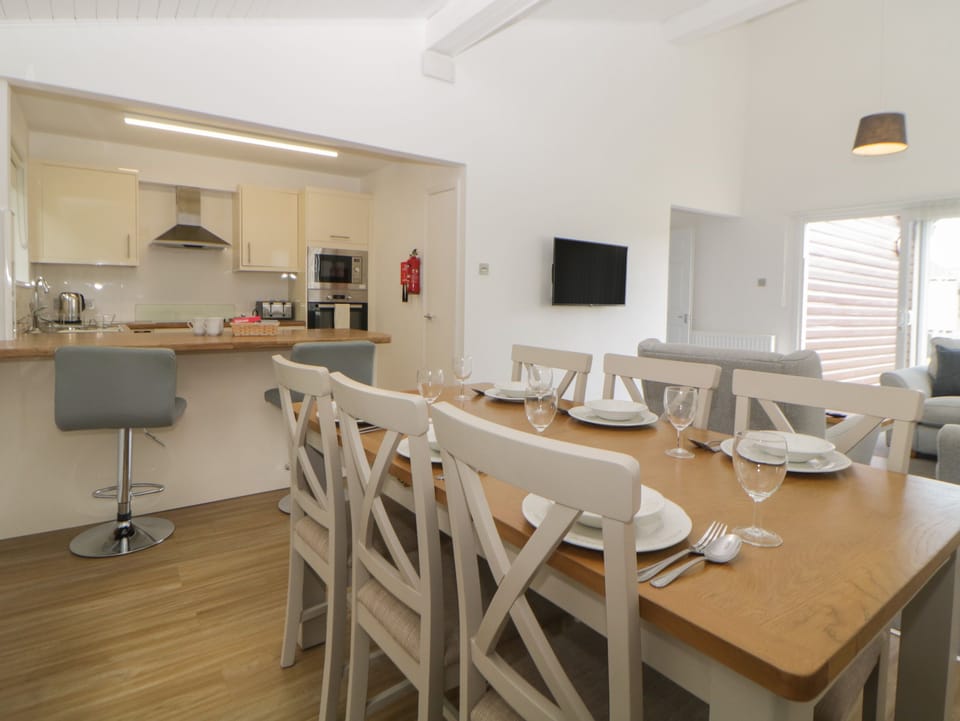 Cottage | Private kitchen | Fridge, electric kettle, toaster, cookware/dishes/utensils