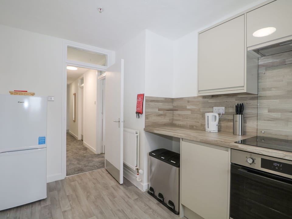 Cottage | Private kitchen | Fridge, electric kettle, toaster, cookware/dishes/utensils