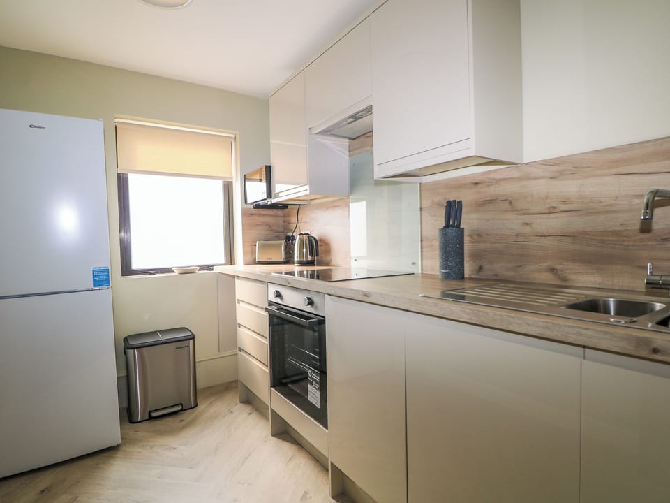 Cottage | Private kitchen | Fridge, electric kettle, toaster, cookware/dishes/utensils