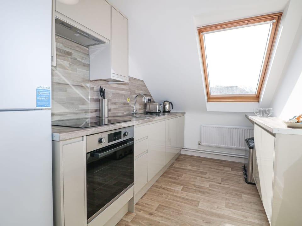 Cottage | Private kitchen | Fridge, electric kettle, toaster, cookware/dishes/utensils