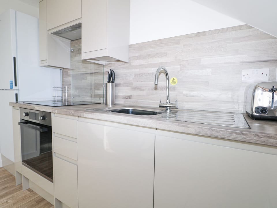 Cottage | Private kitchen | Fridge, electric kettle, toaster, cookware/dishes/utensils