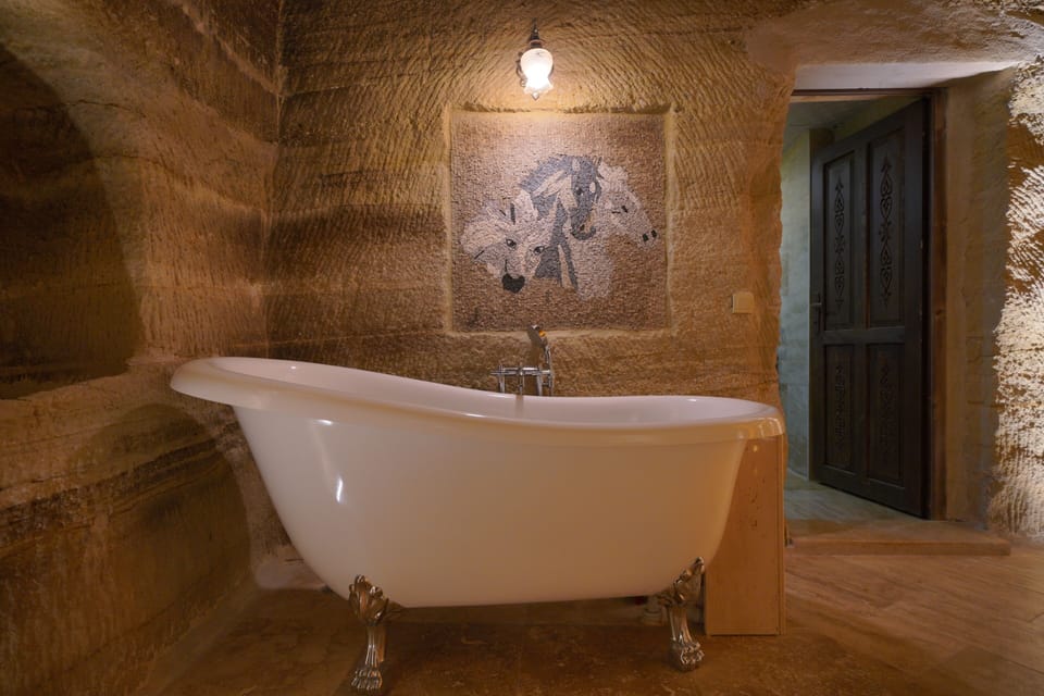 Honeymoon Cave Suite | Individually decorated, individually furnished, soundproofing, free WiFi