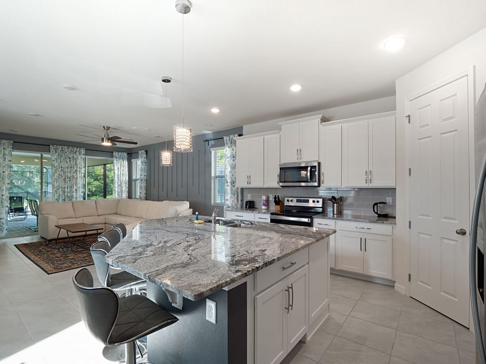 Gorgeous Full Size Kitchen with Barstools Seating 4