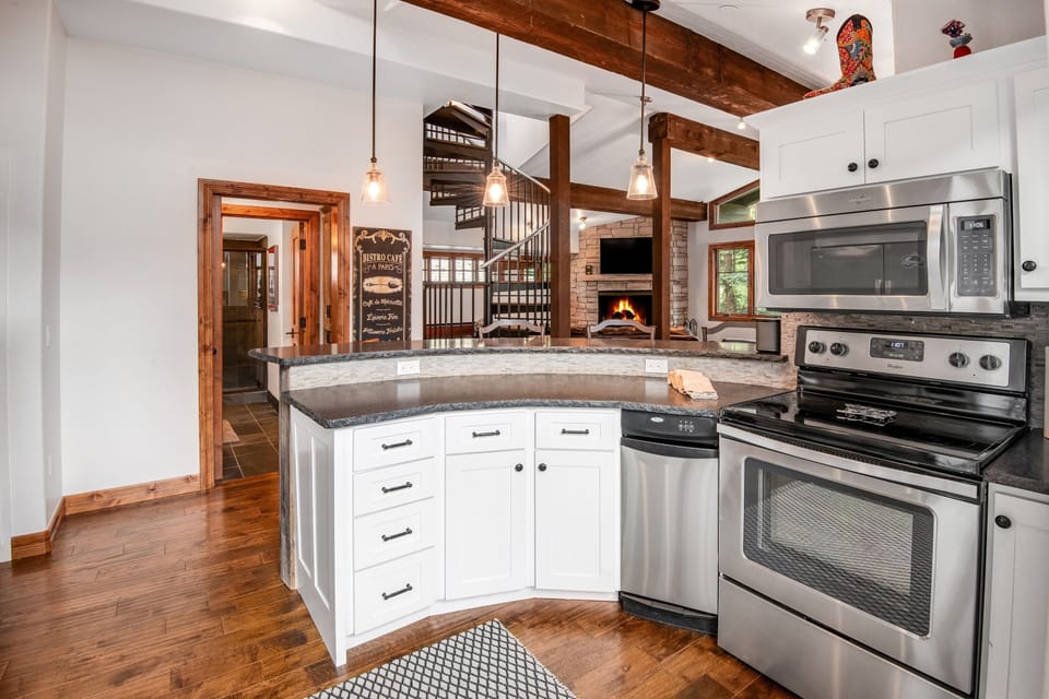 Condo, 3 Bedrooms | Private kitchen | Fridge, oven, coffee/tea maker, toaster