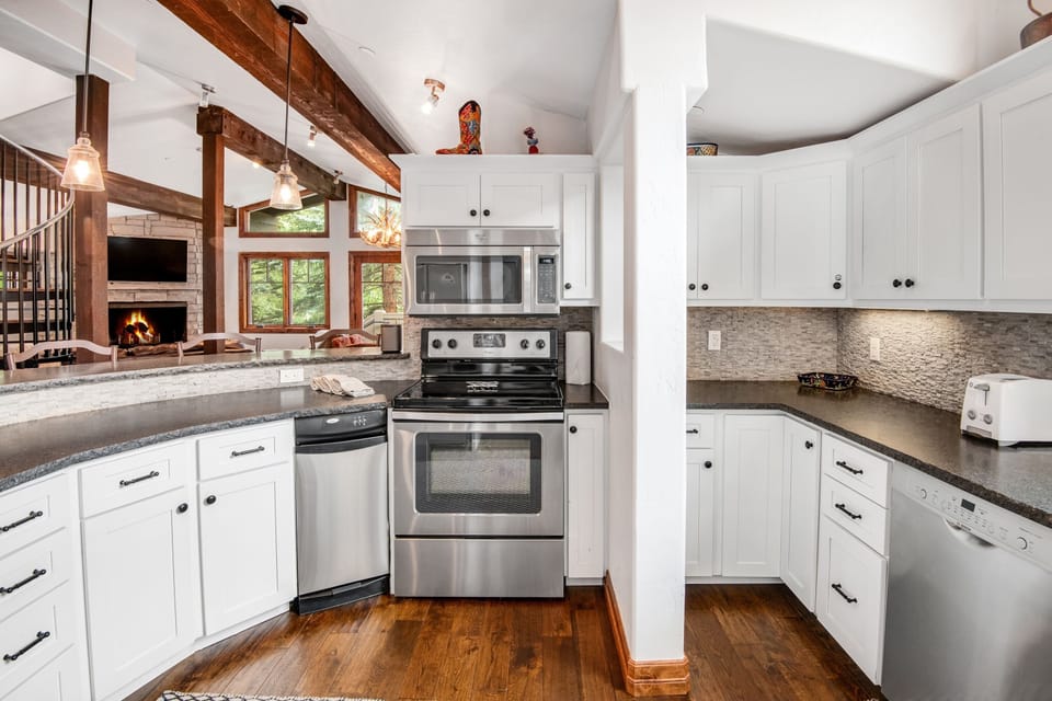 Condo, 3 Bedrooms | Private kitchen | Fridge, oven, coffee/tea maker, toaster